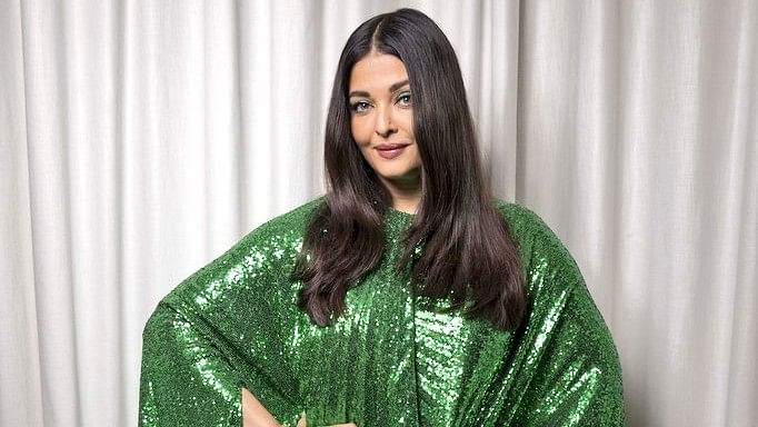 <div class="paragraphs"><p>Cannes 2023: Aishwarya Rai Stuns in a Green Valentino Dress in Her 1st Look.</p></div>