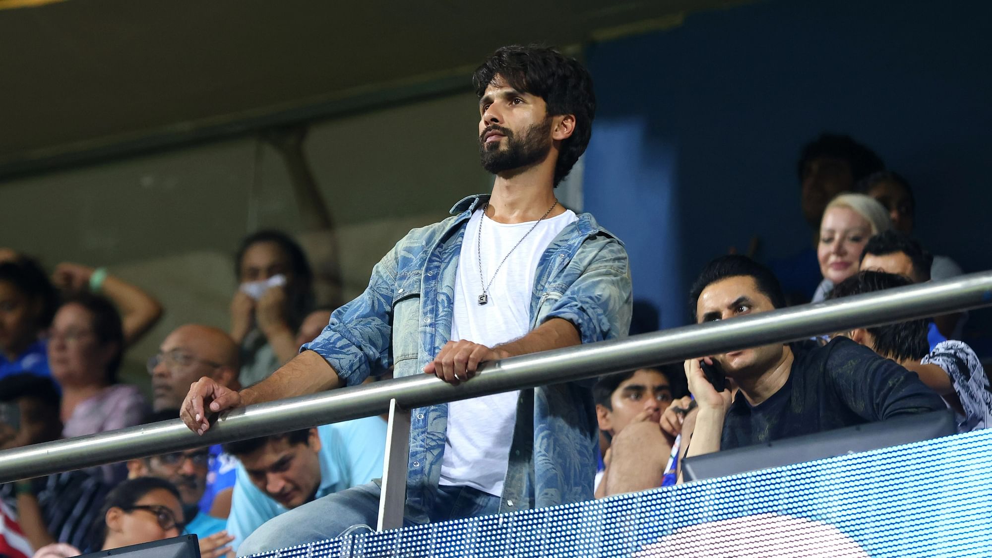 <div class="paragraphs"><p>Shahid Kapoor went for an outing as he visited Wankhede stadium to watch the match between MI an dRCB</p></div>