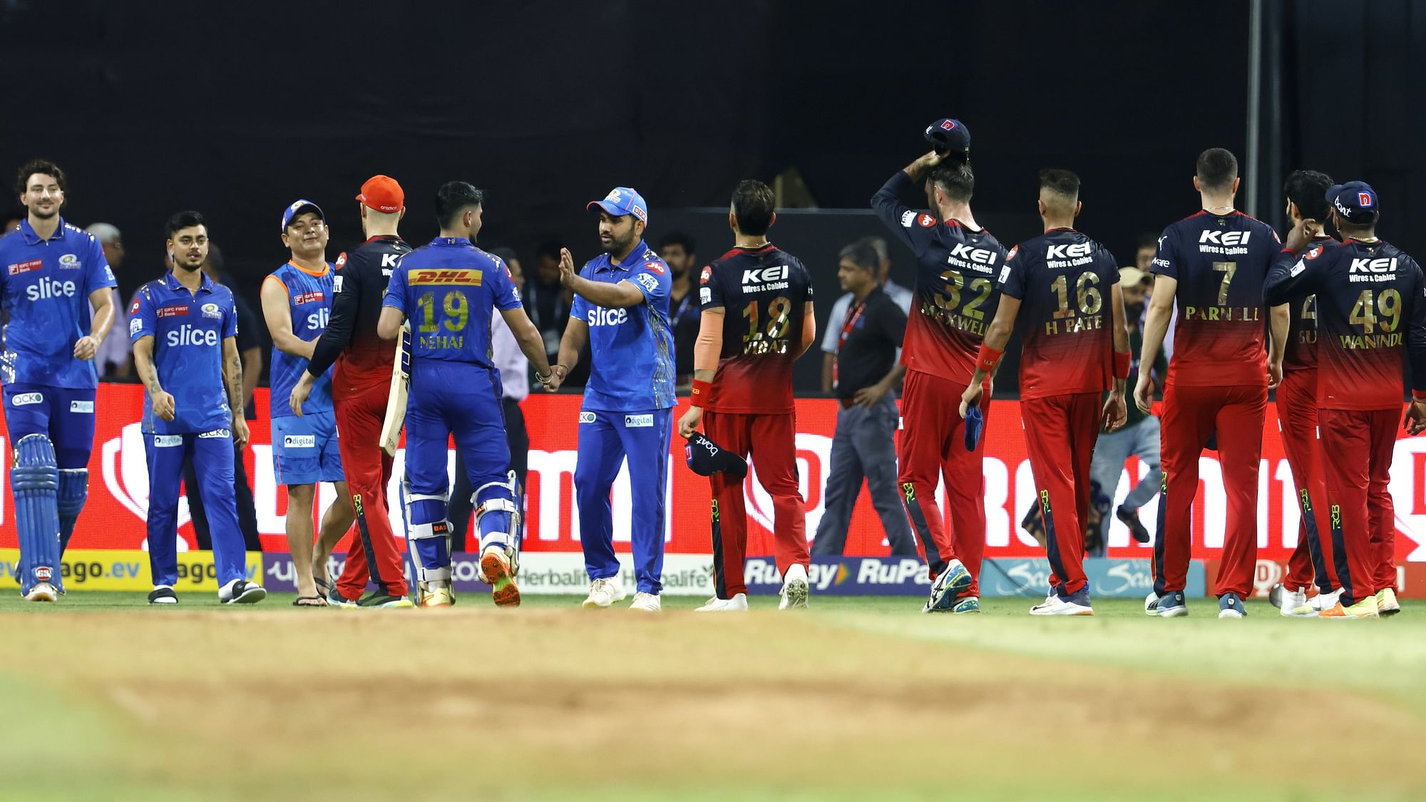 <div class="paragraphs"><p>Mumbai Indians defeat Royal Challengers Bangalore by 6 wickets</p></div>