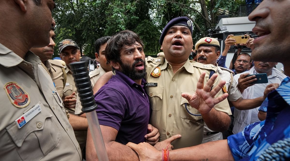 <div class="paragraphs"><p>Bajrang Punia with Delhi Police officials on Sunday, 28 May.</p></div>