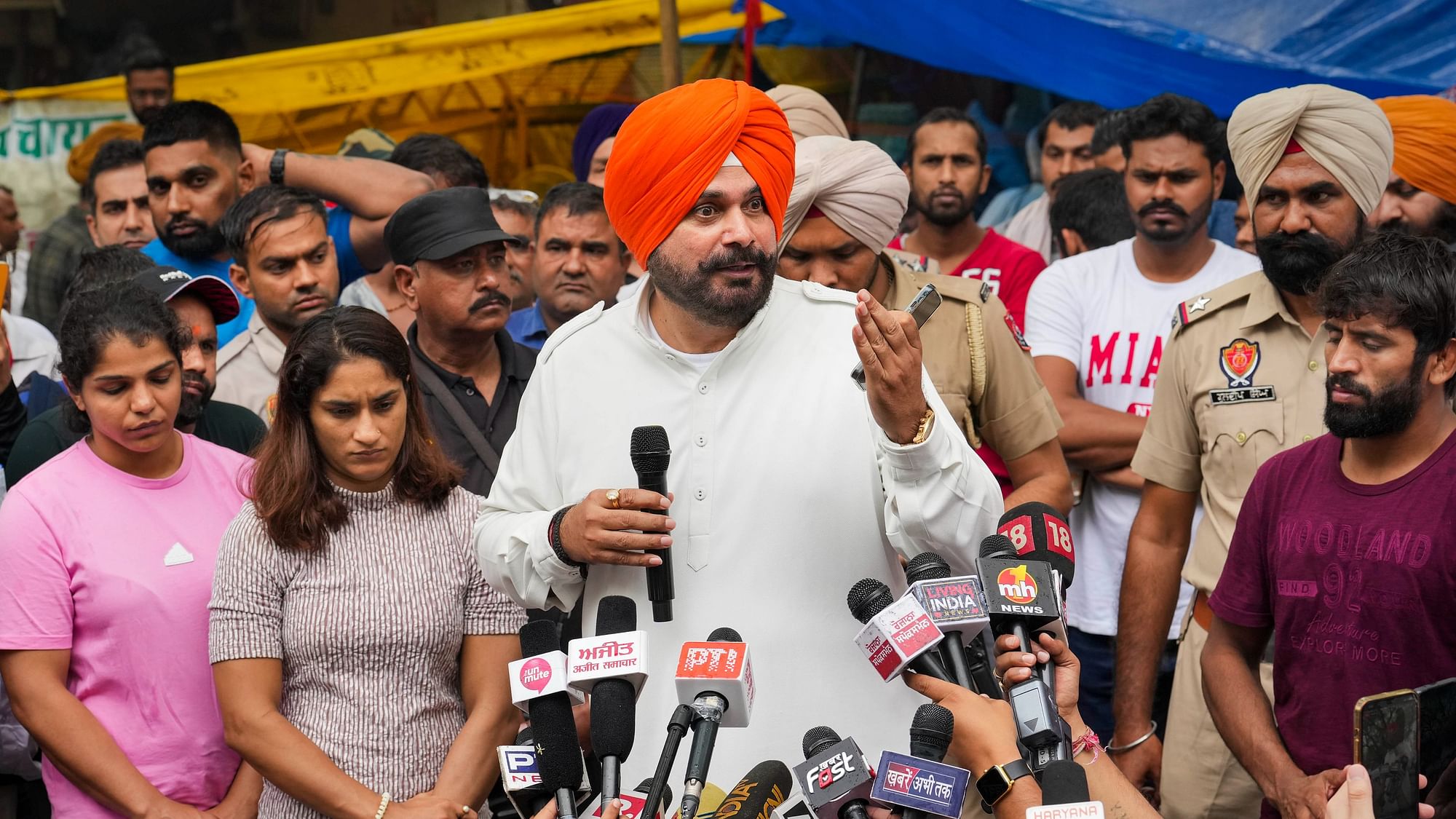 <div class="paragraphs"><p>Senior Congress leader Navjot Sidhu went to support the protesting Indian wrestlers on Monday.</p></div>