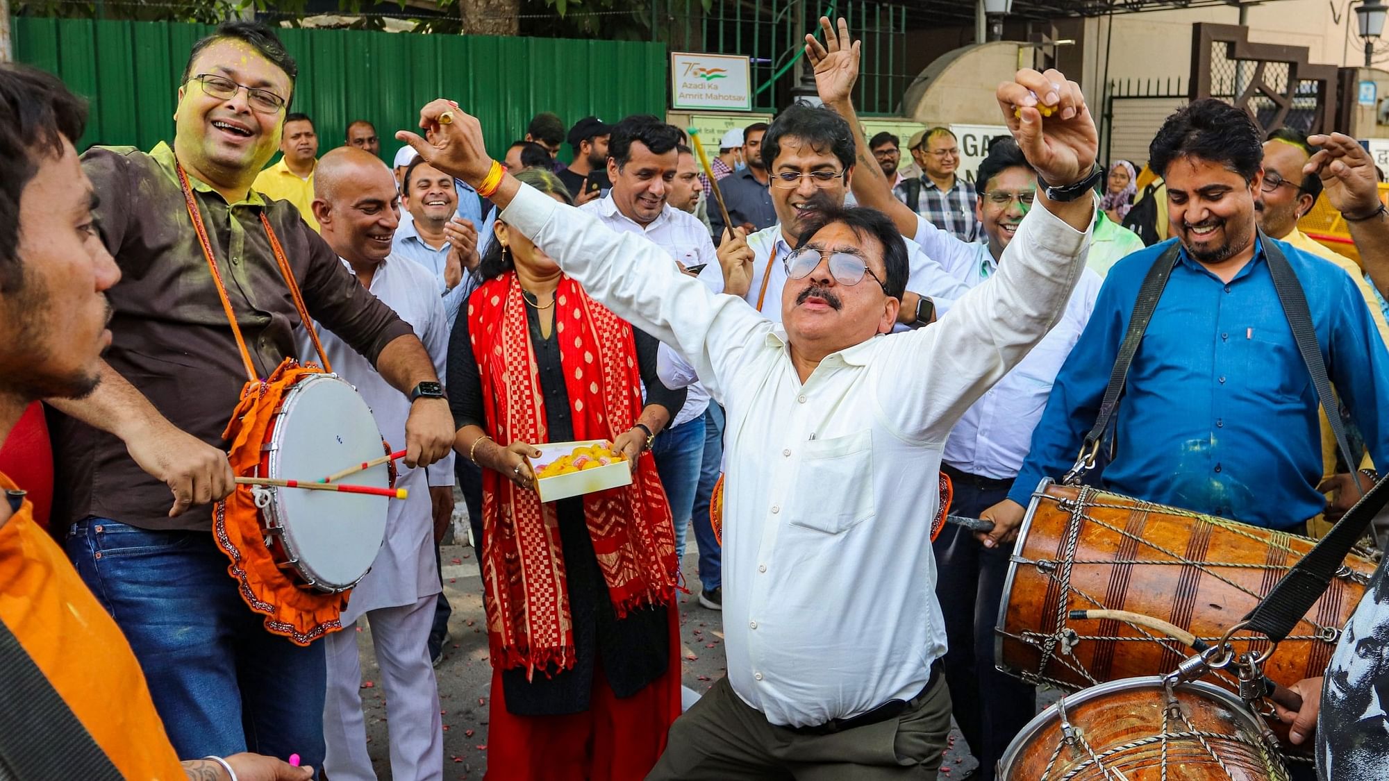<div class="paragraphs"><p>AAP leaders and supporters celebrate outside the Delhi Secretariat after the Supreme Court's ruling on the regulation of services matter in New Delhi on Thursday, 11 May.</p></div>