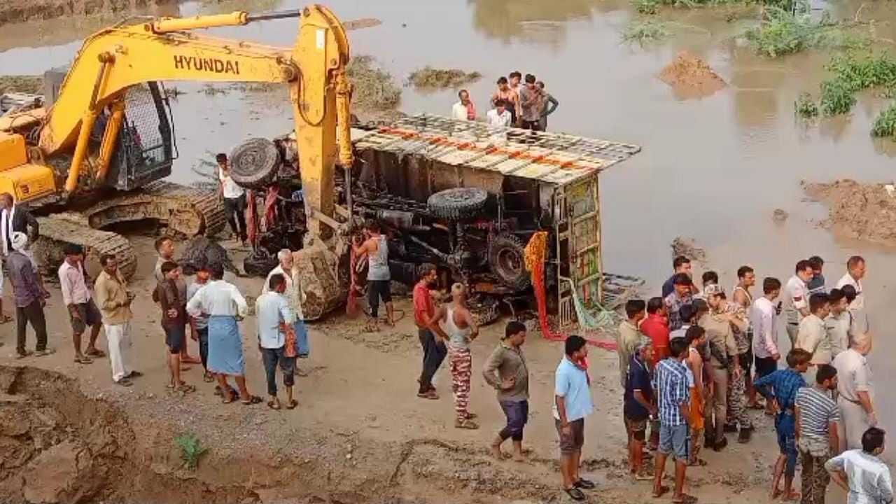 <div class="paragraphs"><p>Five people, including two children, died and several more have been injured in a tragic incident that took place near an under-construction bridge in the Datia district of Madhya Pradesh on Wednesday, 28 June.</p></div>