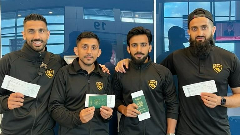 <div class="paragraphs"><p>Pakistan players at Mauritius Airport</p></div>