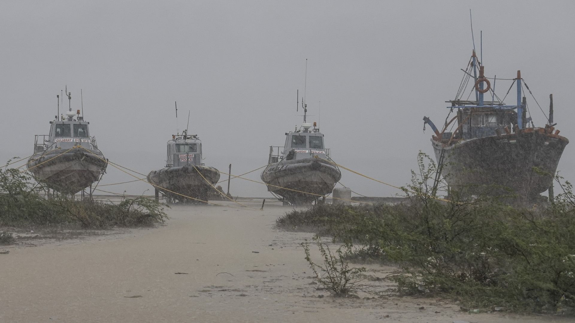 <div class="paragraphs"><p>Kutch: Heavy Rain at Jakhau port ahead of the landfall of Biparjoy cyclone, in Kutch district</p></div>