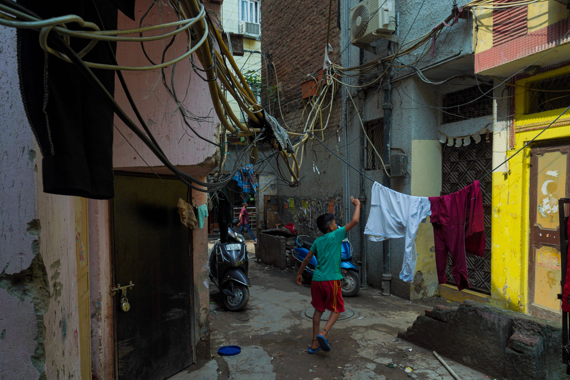 <div class="paragraphs"><p>People in Delhi's Paharganj now use these overhead wires for hanging clothes.&nbsp;</p></div>