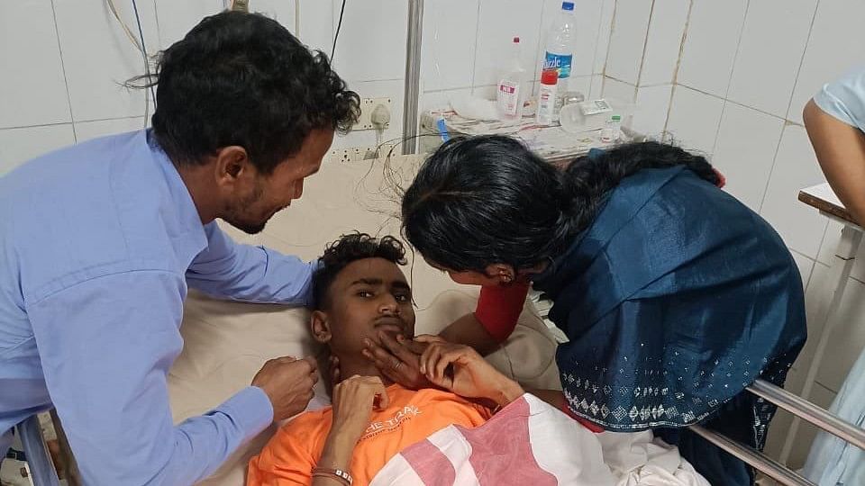 <div class="paragraphs"><p> Ramanand Paswan interacting with his parents in Cuttack's&nbsp;SCB medical college hospital.</p></div>
