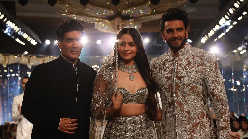 <div class="paragraphs"><p>Alia Bhatt and Ranveer Singh looked royal at Manish Malhotra's show.</p></div>