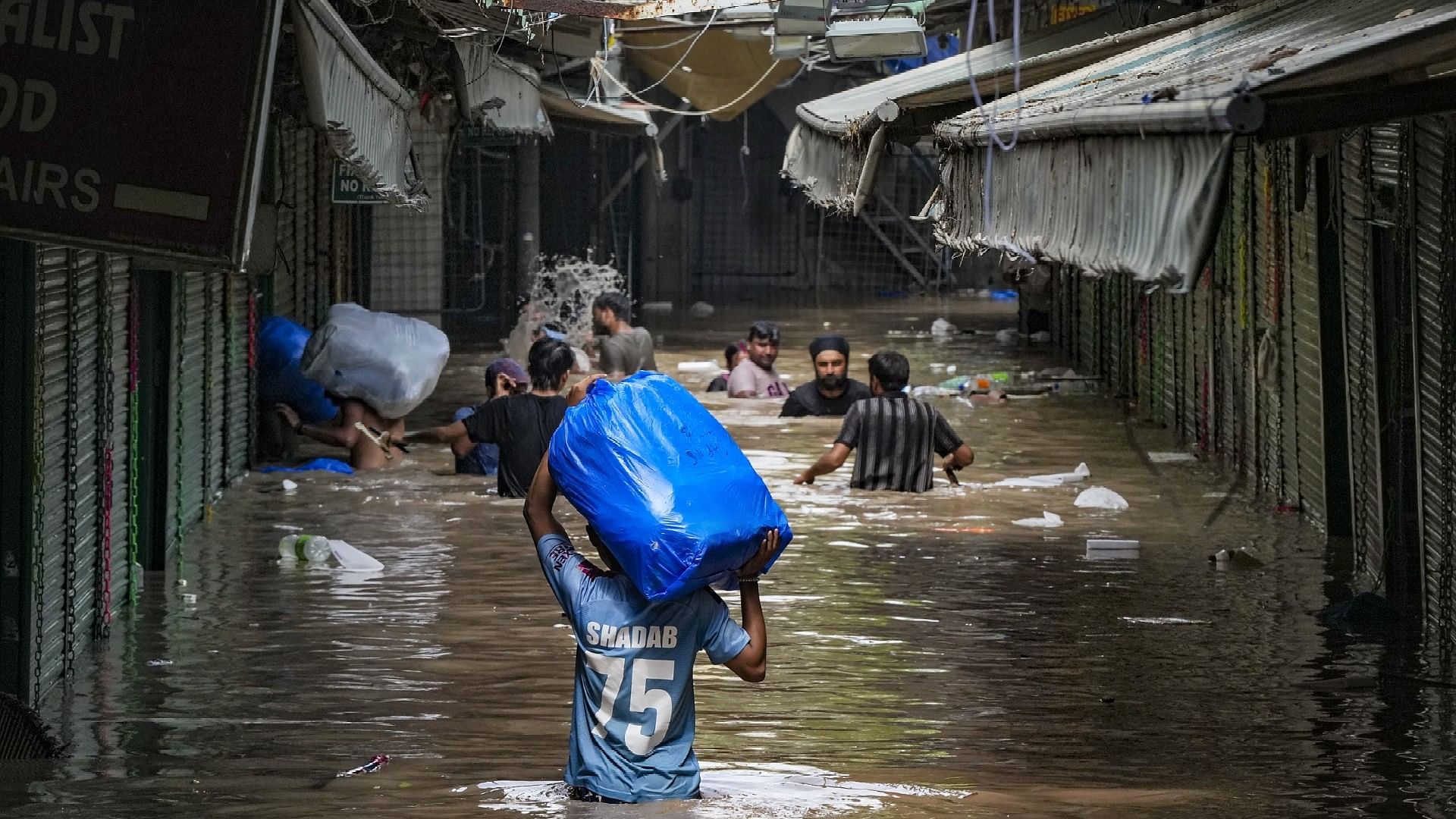 <div class="paragraphs"><p>New Delhi: People help one another relocate to a safer place after their houses in the low-lying areas around the Yamuna river submerged</p></div>