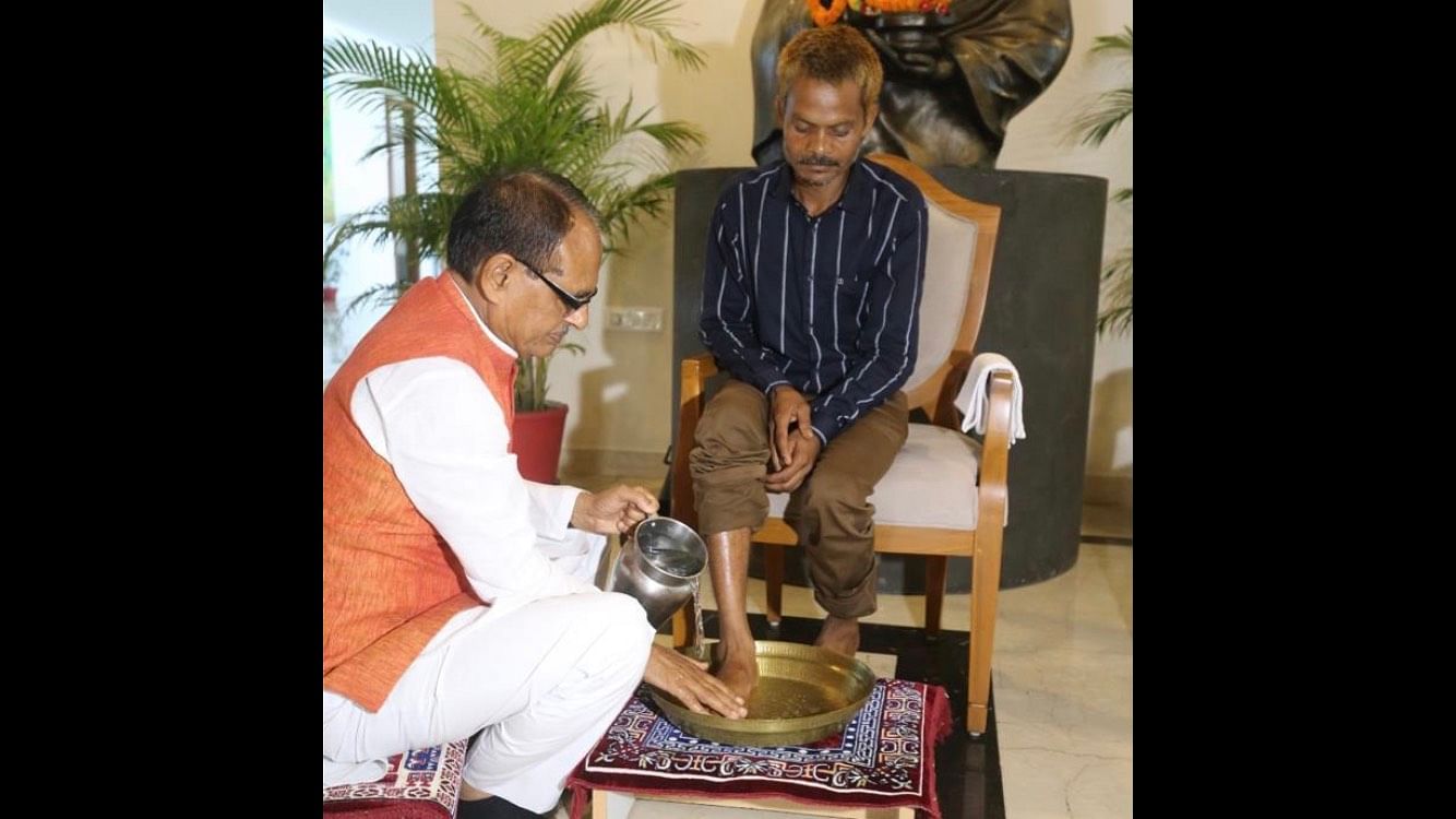 <div class="paragraphs"><p>Madhya Pradesh CM Shivraj Singh Chouhan washing the feet of the victim,&nbsp;Dashmat Rawat.</p></div>