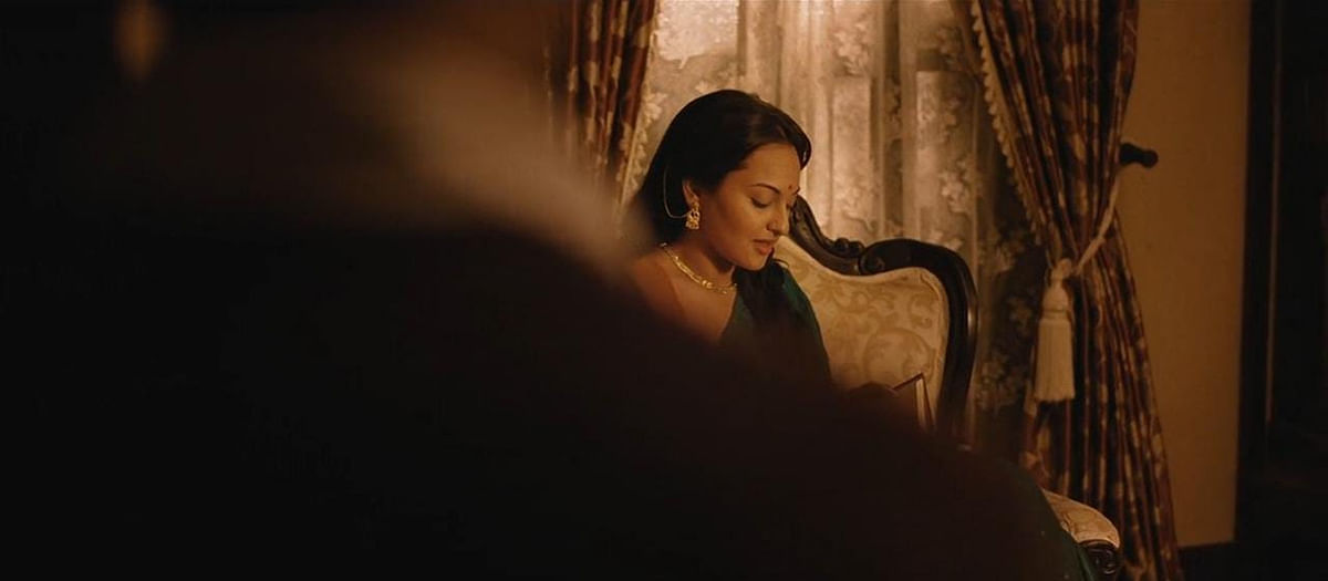 Lootera stars Sonakshi Sinha and Ranveer Singh in lead roles.