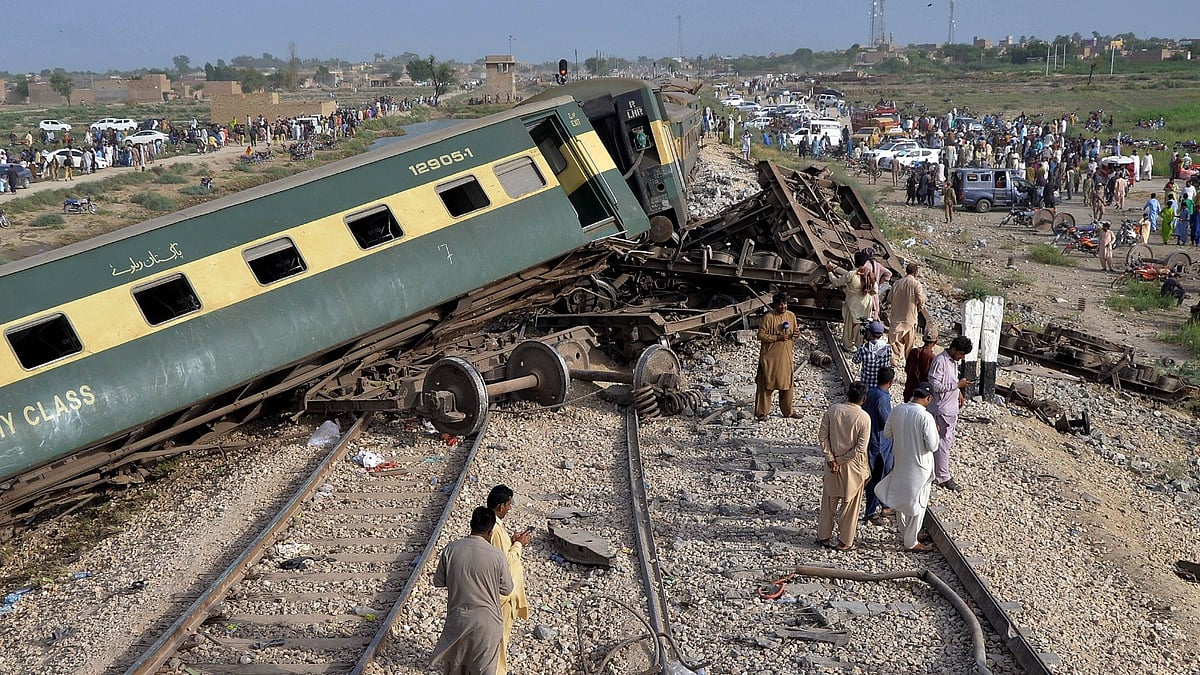At Least 28 Dead, Many Injured as Express Train Derails in Pakistan's Sindh Province - Vimarsana News