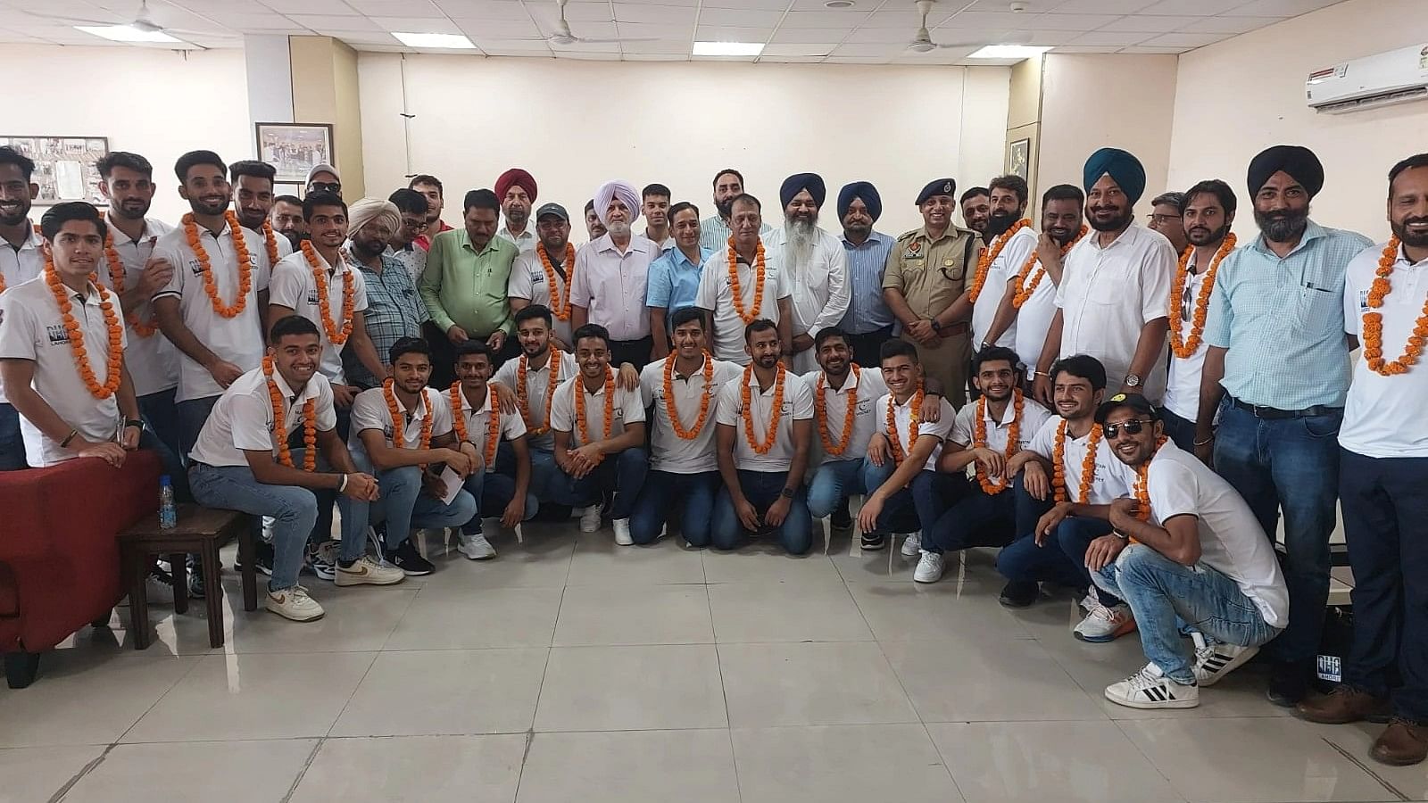 <div class="paragraphs"><p>Pakistani hockey team at Amritsar after crossing the Attari-Wagah border</p></div>