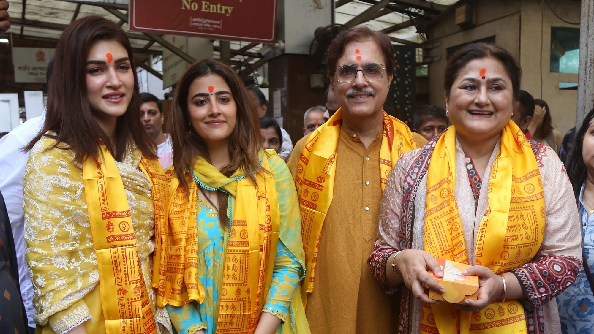 <div class="paragraphs"><p>Pics: Kriti Sanon &amp; Family at Siddhivinayak Temple After National Film Award Win</p></div>