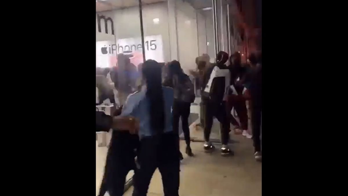 'Free iPhones': Mob Loots Apple Store in US' Philadelphia Amid Mad Frenzy