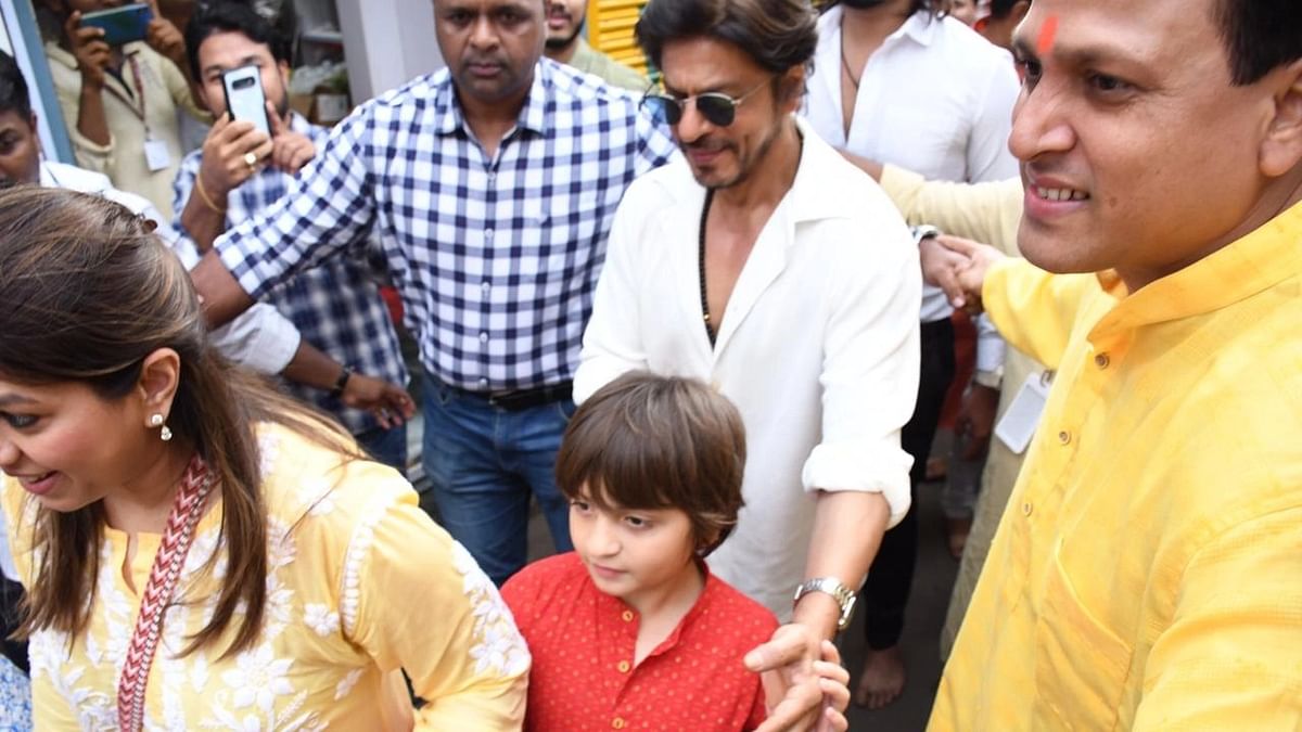 In Pics: SRK Visits Lalbaugcha Raja with AbRam to Seek Ganpati Bappa's Blessings