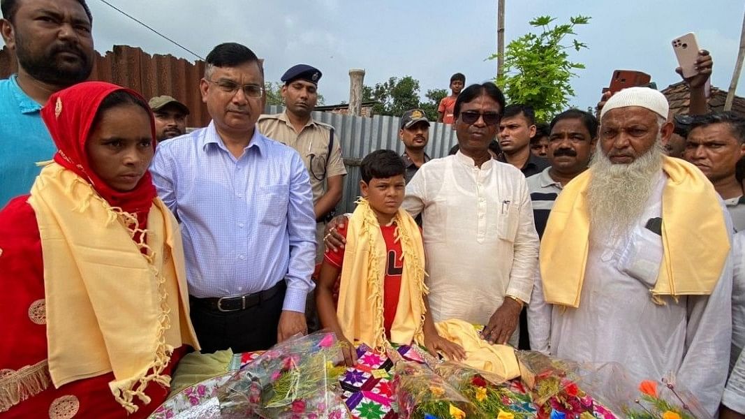 <div class="paragraphs"><p>BJP MP from Malda North Khagen Murmu visited the boy's home on Monday along with a senior railway official and presented him with a cash reward of Rs 1,500.</p></div>