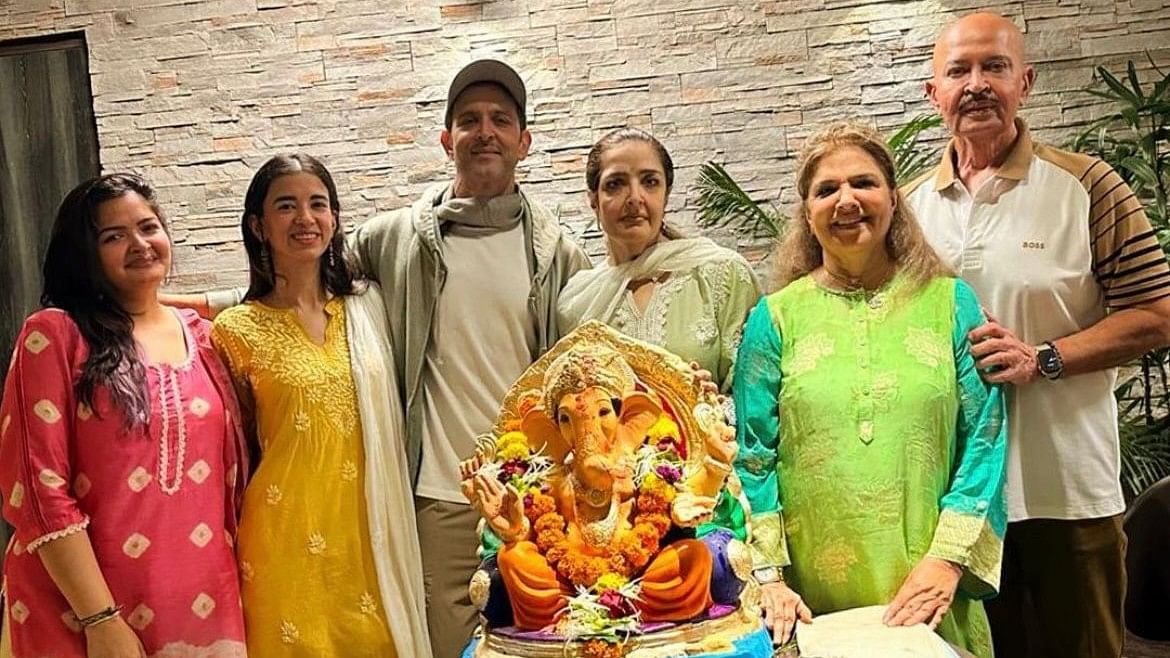<div class="paragraphs"><p>Hrithik Roshan Celebrates Ganesh Visarjan With Family And Girlfriend Saba Azad</p></div>