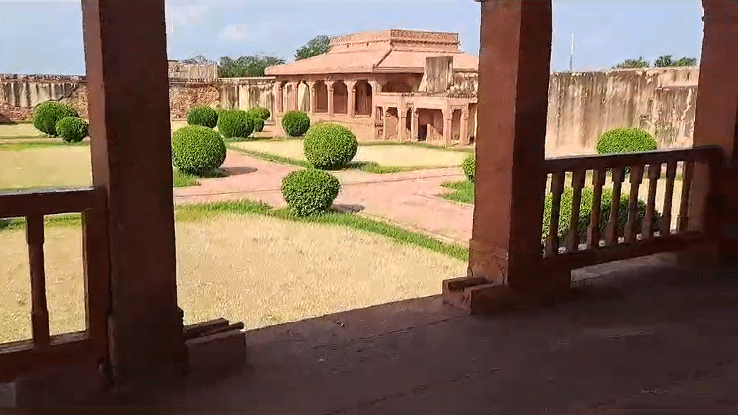 <div class="paragraphs"><p>A French tourist died after allegedly falling off a railing at Fatehpur Sikri Fort in Agra district, Uttar Pradesh on Thursday, 21 September.</p></div>