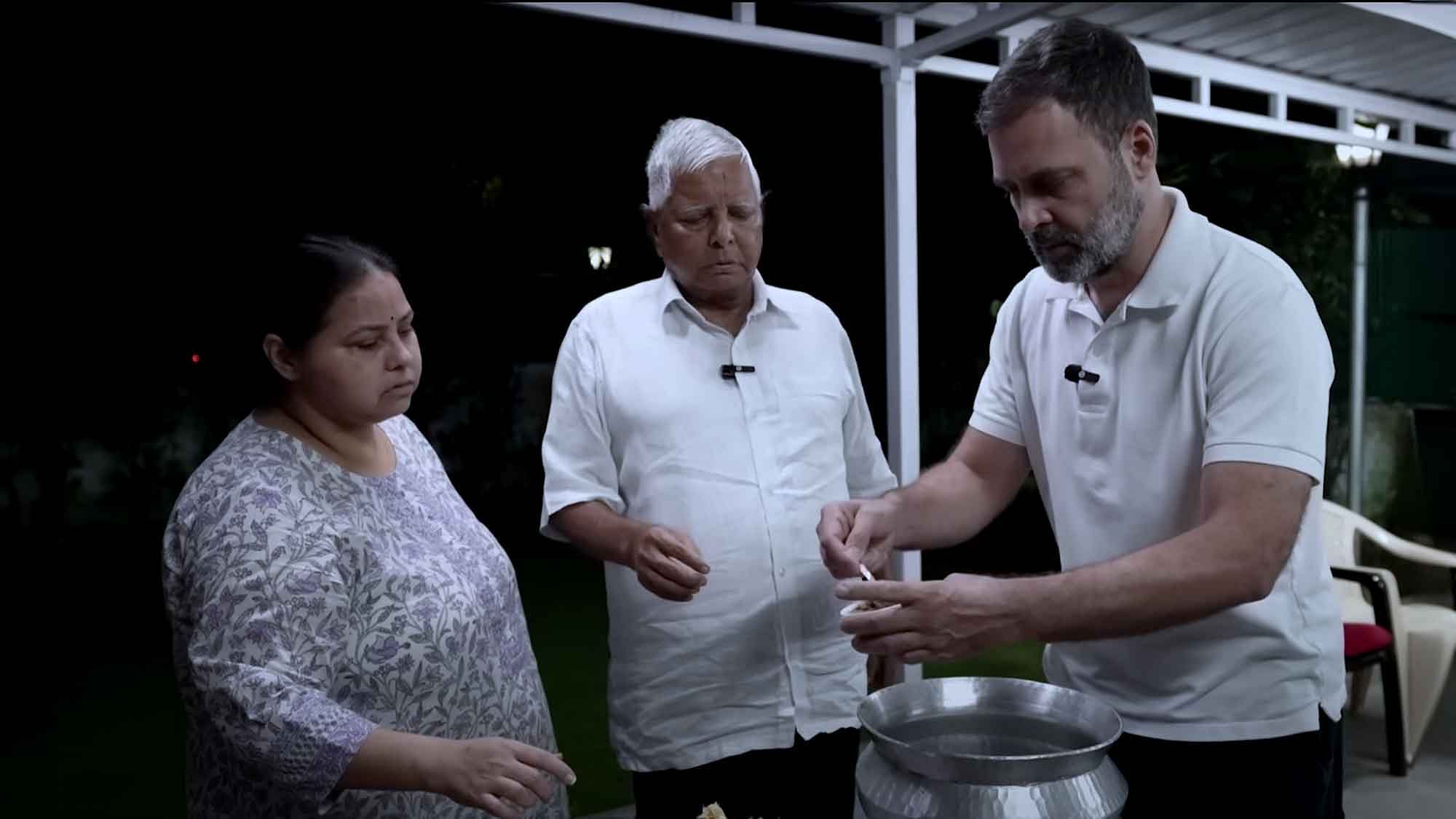 <div class="paragraphs"><p>Rahul Gandhi cooks mutton under the guidance of Lalu Prasad Yadav and Misa Bharti.</p></div>