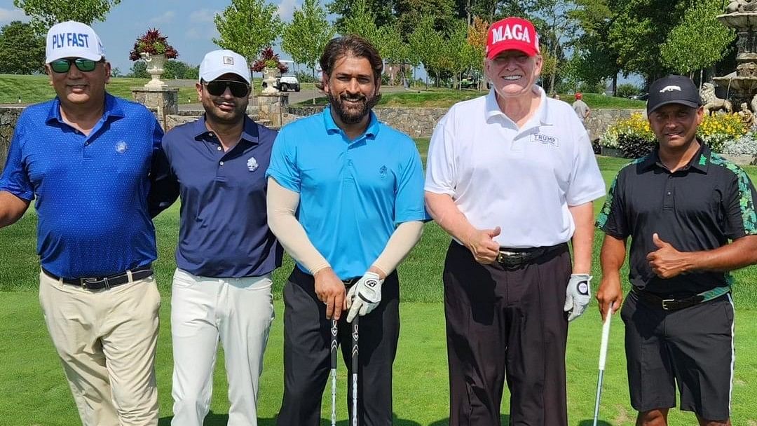 <div class="paragraphs"><p>MS Dhoni Spotted Playing Golf With Former USA President Donald Trump</p></div>