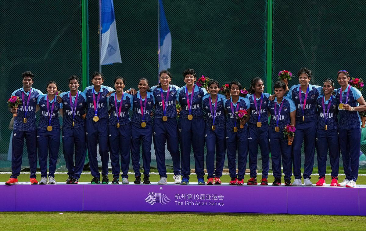 India beat Sri Lanka by 19 runs to win the gold medal in the women's cricket final.
