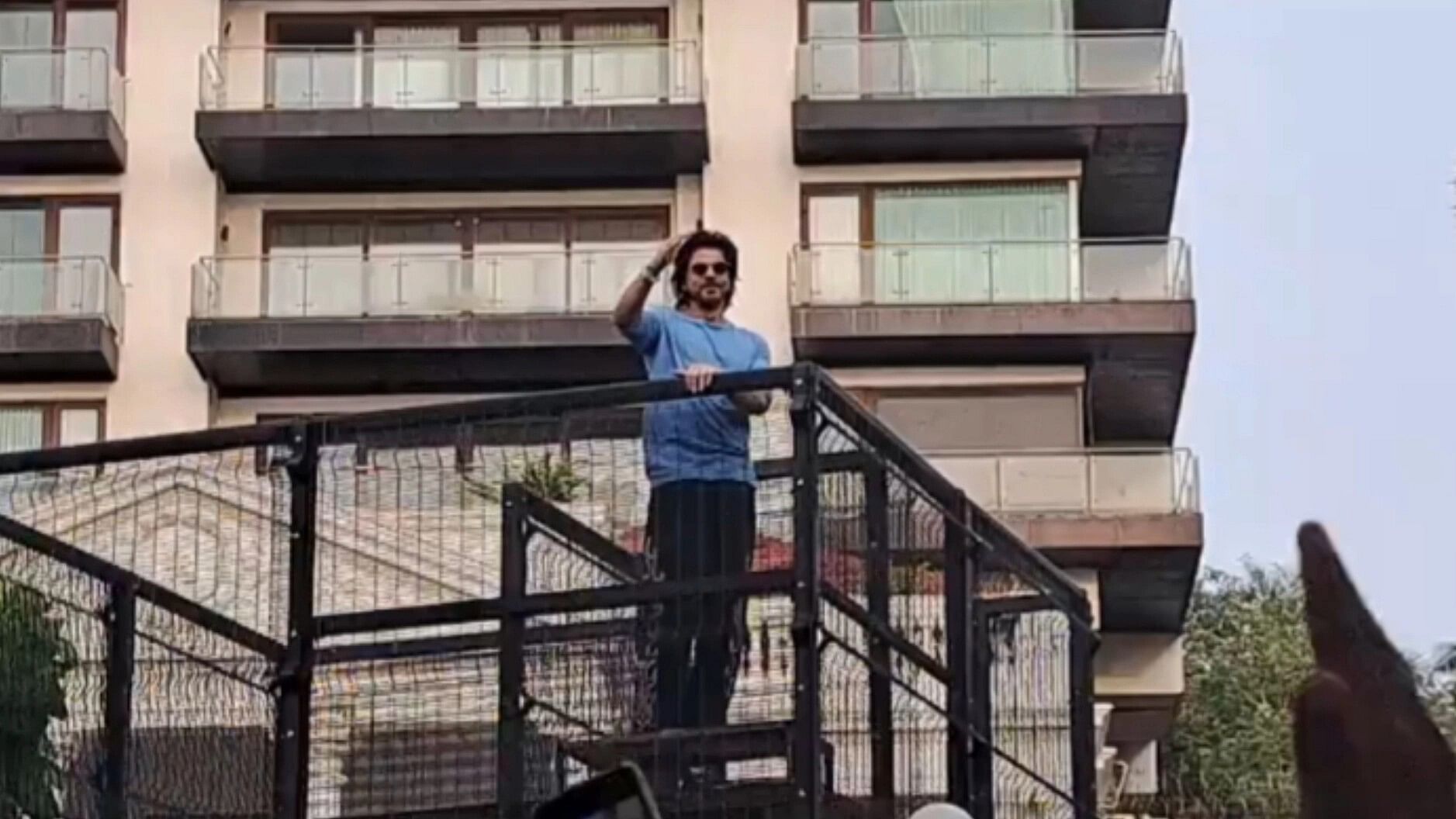 <div class="paragraphs"><p>Shah Rukh Khan waves at his fans at Mannat.</p></div>