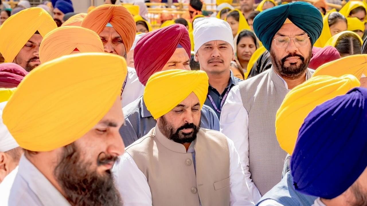 <div class="paragraphs"><p>Punjab CM Bhagwant Mann offers prayers for a drug-free state at the Golden Temple in Amritsar on Wednesday, 18 October.</p></div>