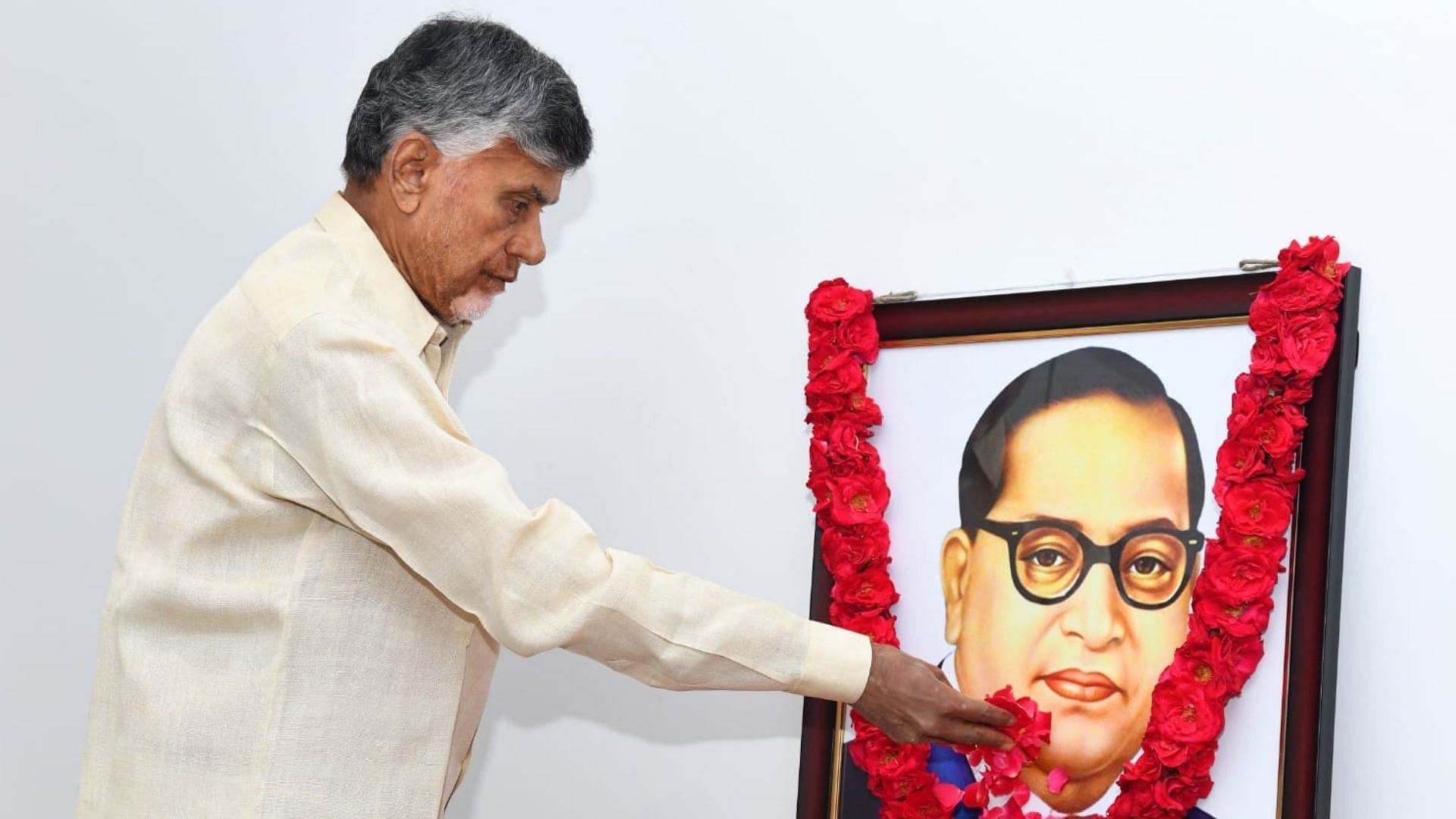<div class="paragraphs"><p>Telugu Desam Party Officially Bows of Telangana Election Race</p></div>