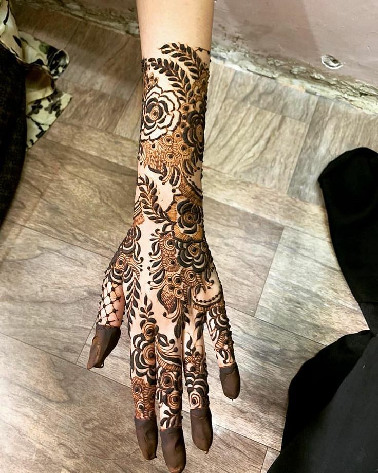 Karwa Chauth 2023 Mehndi Designs: Take a look at some simple mehndi designs to try this festive season.