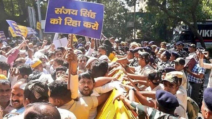 <div class="paragraphs"><p>AAP workers protest against Sanjay Singh's arrest.</p></div>