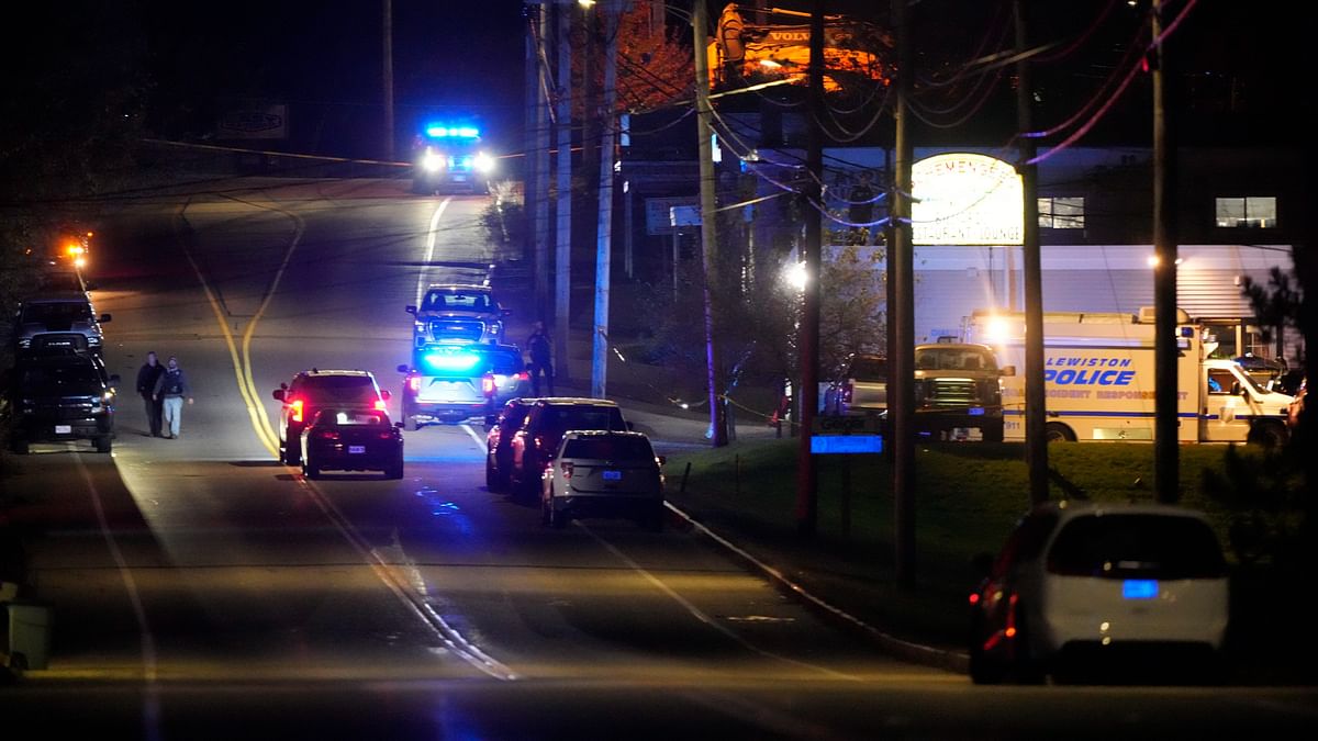 Mass Shooting in US' Maine Leaves 16 Dead, Dozens Wounded; Suspect at Large