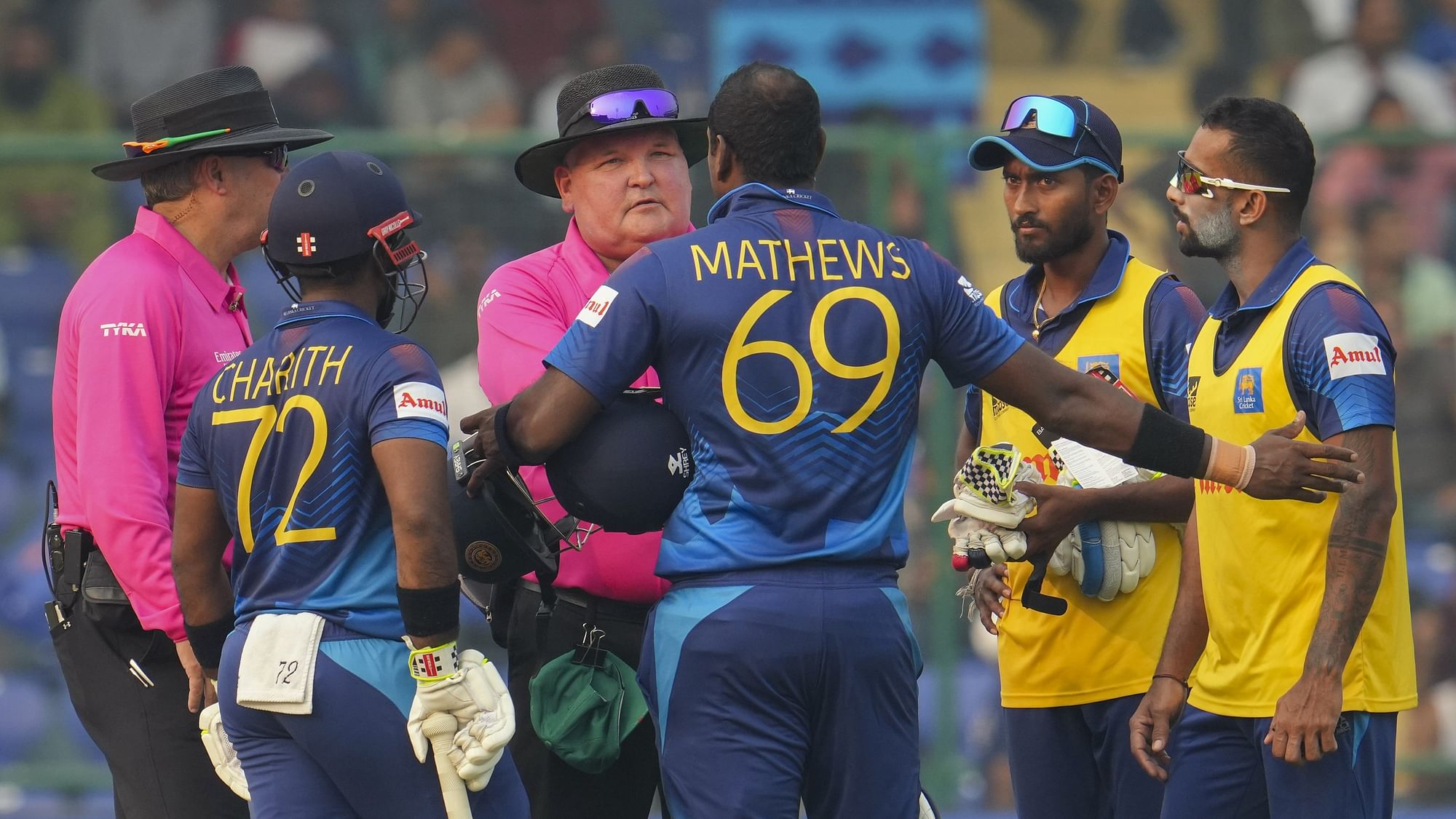 <div class="paragraphs"><p>Angelo Mathews talking to the umpires.</p></div>