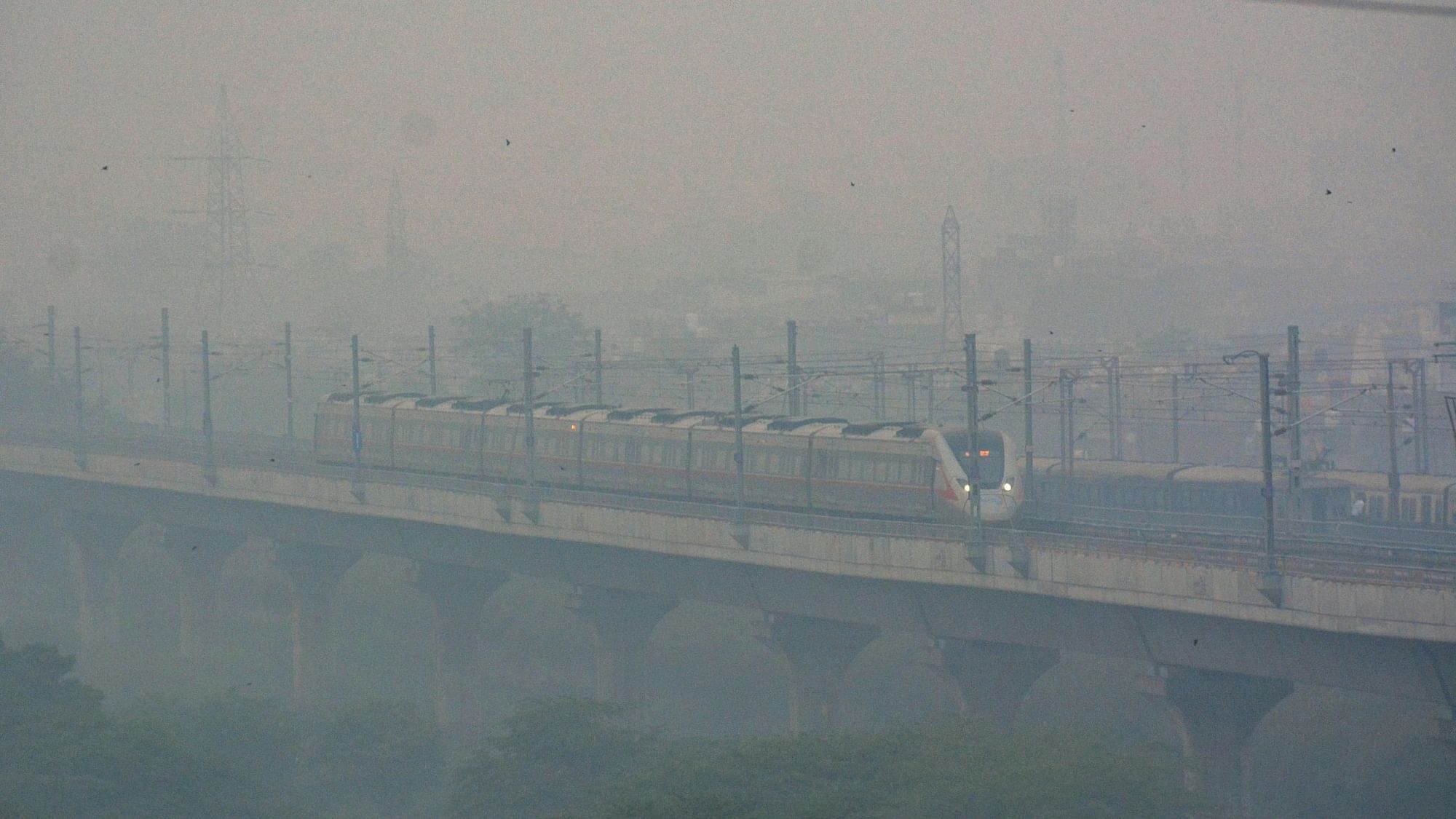 <div class="paragraphs"><p>Smoky haze engulfs the elevated road in Ghaziabad on Thursday, 2 November. Amid a surge in farm fires and unfavourable weather conditions, scientists have warned of a spike in the pollution levels in the Delhi-NCR region in the next two weeks.</p></div>