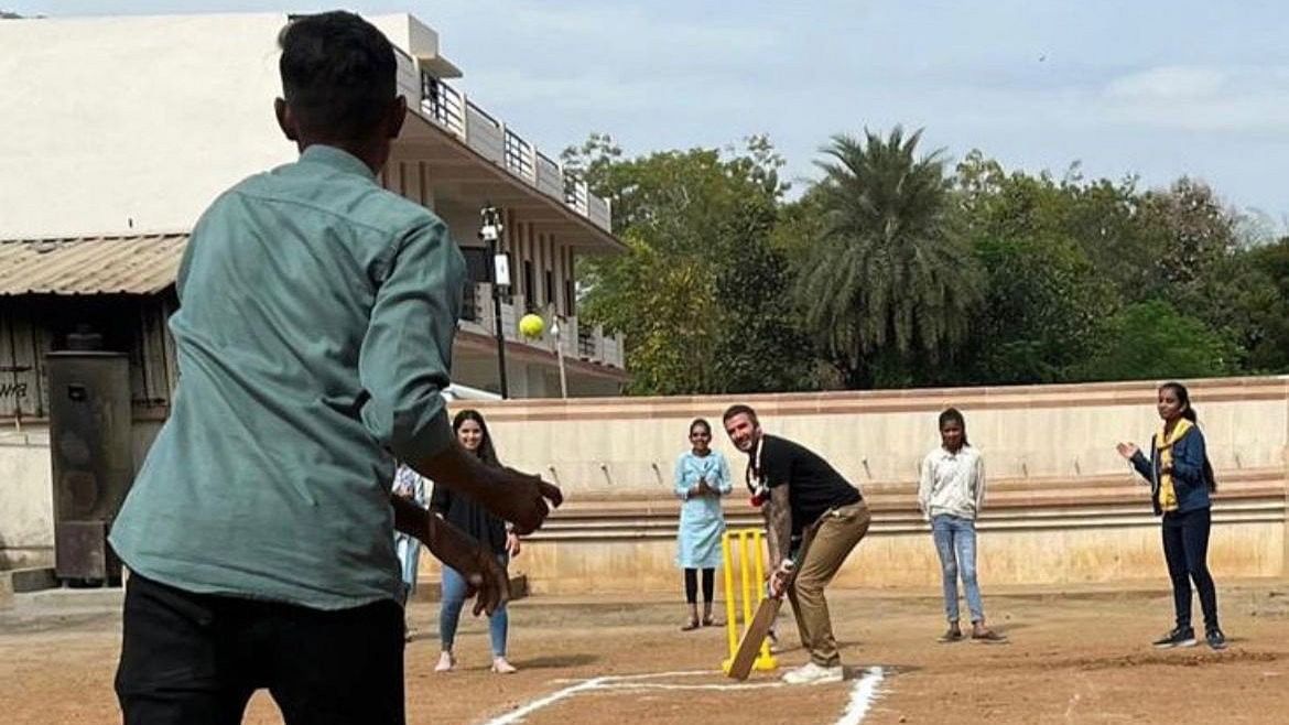 <div class="paragraphs"><p>David Beckham Plays Gully Cricket With Kids in Gujarat.</p></div>