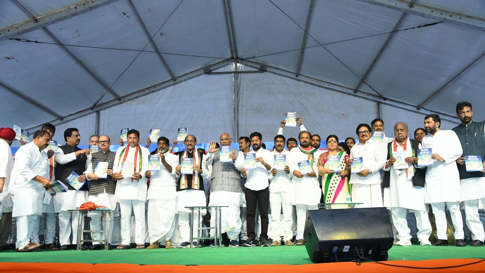 <div class="paragraphs"><p>AICC president Mallikarjun Kharge releases the manifesto for Telangana on Friday, 17 November.</p></div>