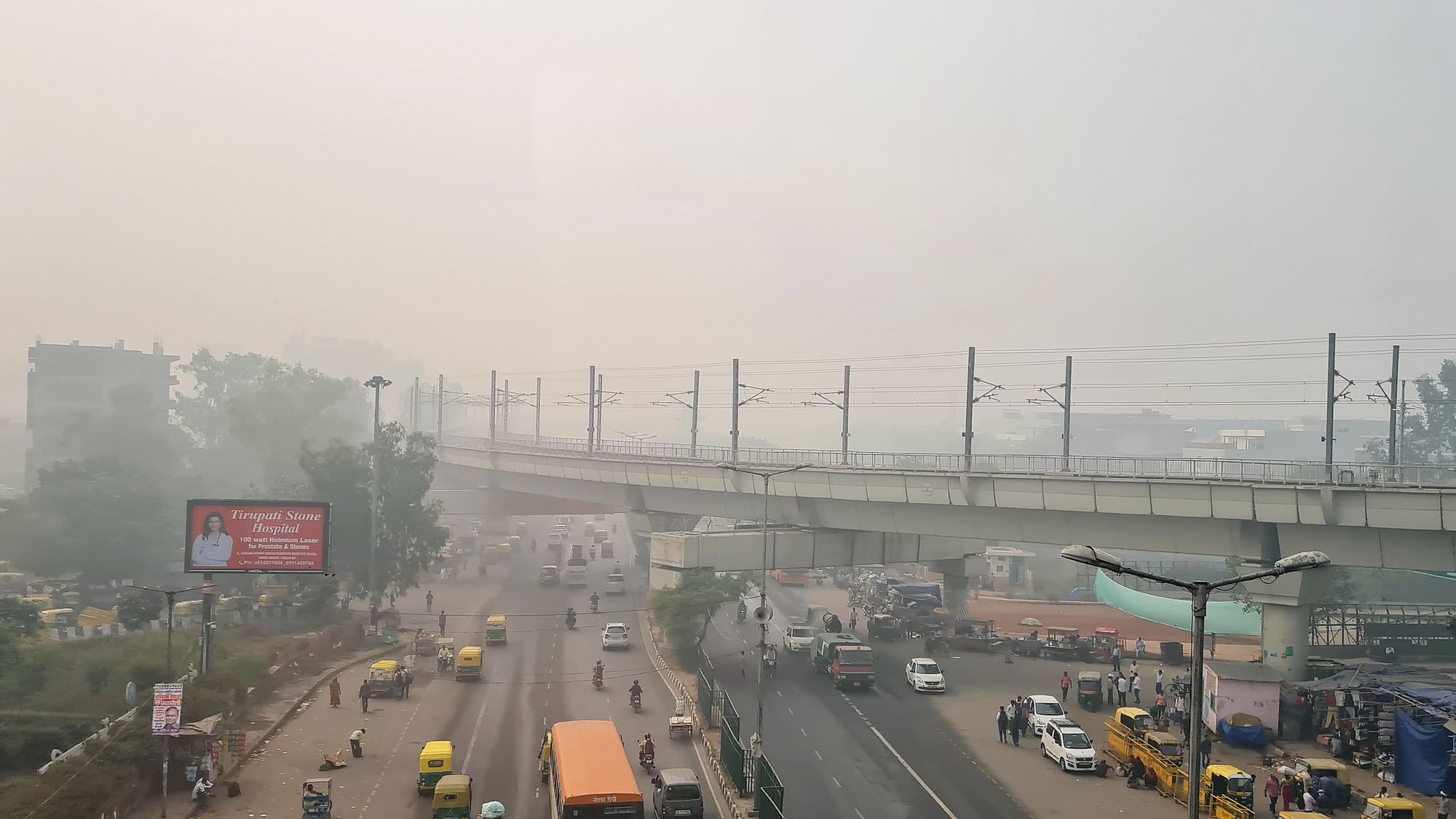 <div class="paragraphs"><p>Vehicles near Anand Vihar area amid hazy weather conditions in New Delhi on Sunday, 5 November. </p></div>