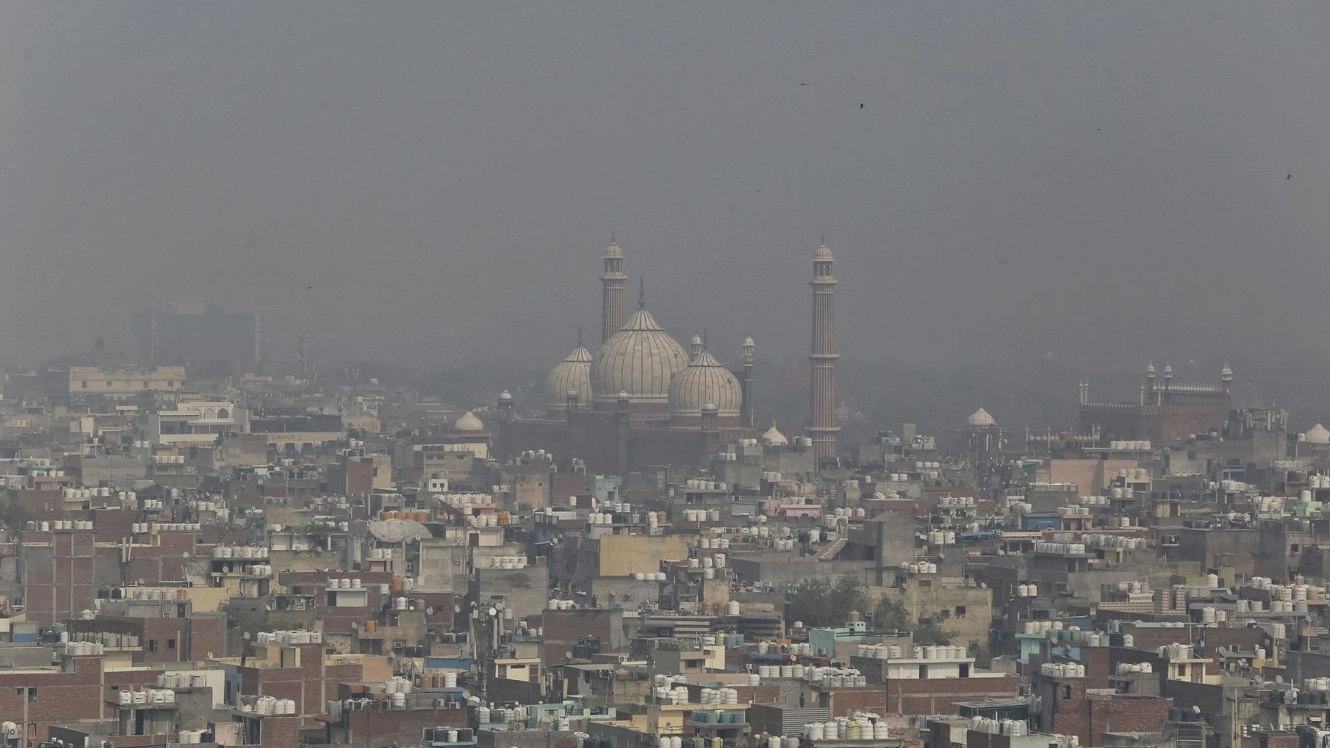 <div class="paragraphs"><p>For the third day in a row, on 2 November, Delhi recorded 'hazardous' air quality as smog tightened its grip on the national capital.</p><p>In Photo: Jama Masjid, engulfed in smog, in Delhi.</p></div>