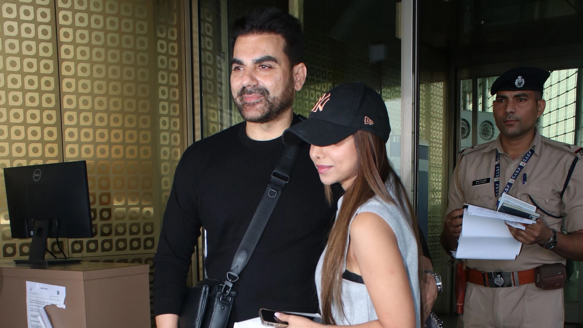 <div class="paragraphs"><p>Arbaaz Khan and Sshura Khan jet off for New Year vacation.</p></div>