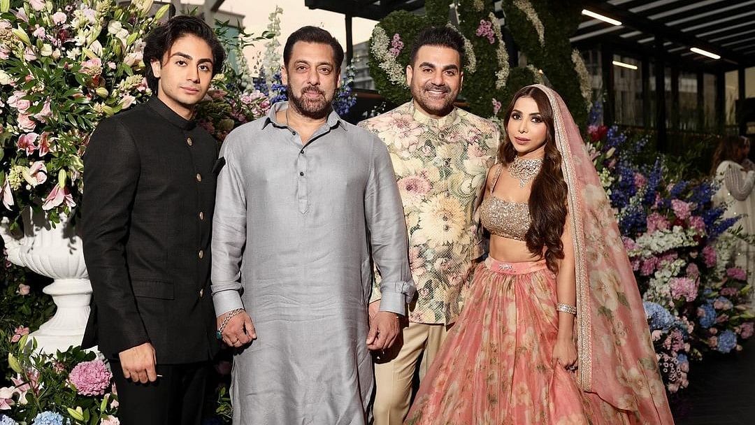<div class="paragraphs"><p>Salman Khan posed with the newlyweds.</p></div>