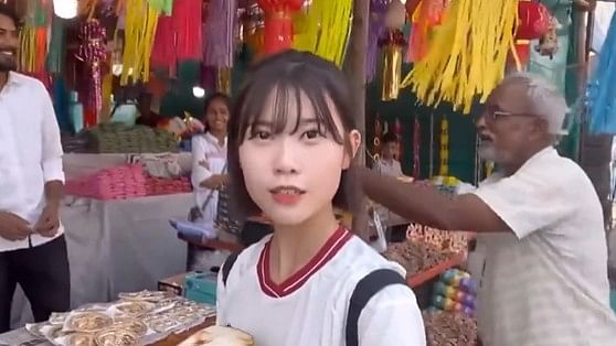 <div class="paragraphs"><p>Korean Vlogger Filming in India Harassed by Men</p></div>