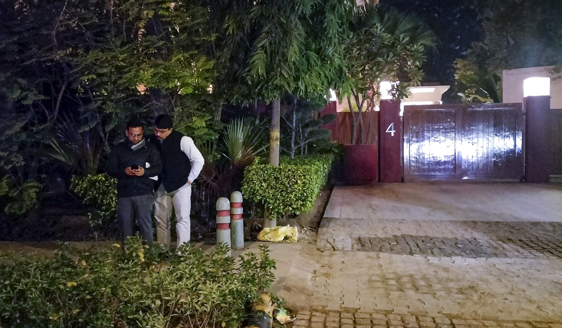 <div class="paragraphs"><p>Security officials near the Embassy of Israel after Delhi Police received a call about a blast near the embassy.<br></p></div>