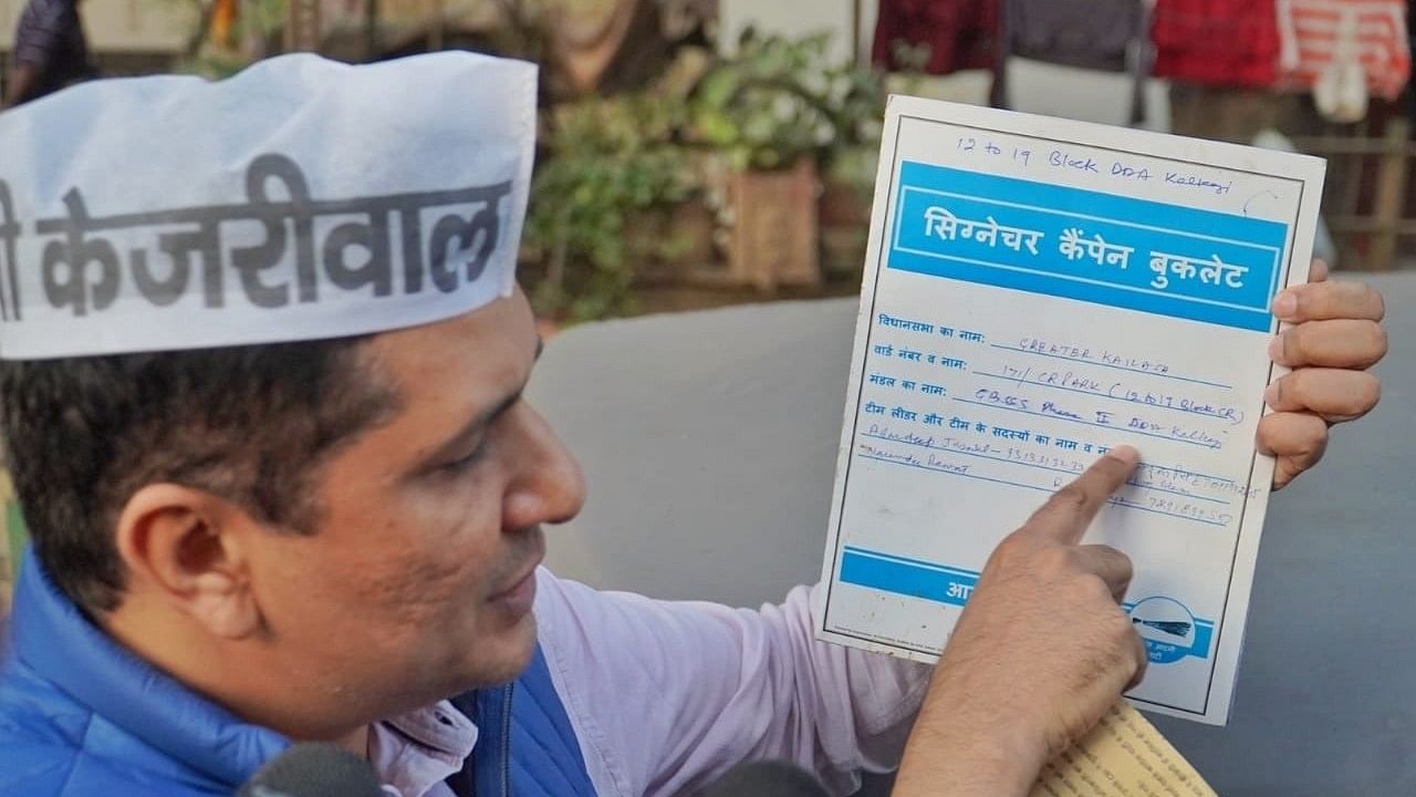 <div class="paragraphs"><p>Aam Aadmi Party (AAP) workers in Delhi have been running the 'Main Bhi Kejriwal' campaign for three days now. </p></div>