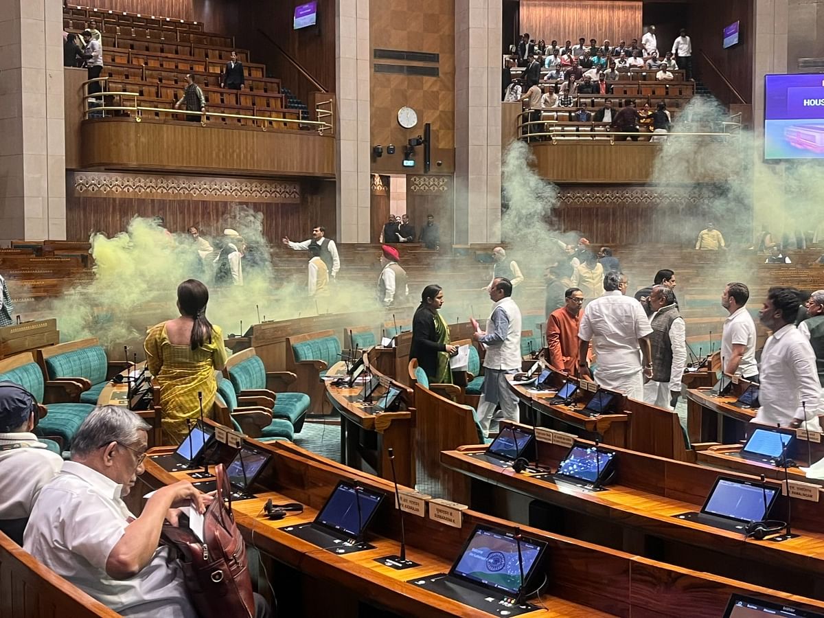 <div class="paragraphs"><p>Pictures shared by DMK MP Dr Senthilkumar show yellow smoke inside the House.</p></div>