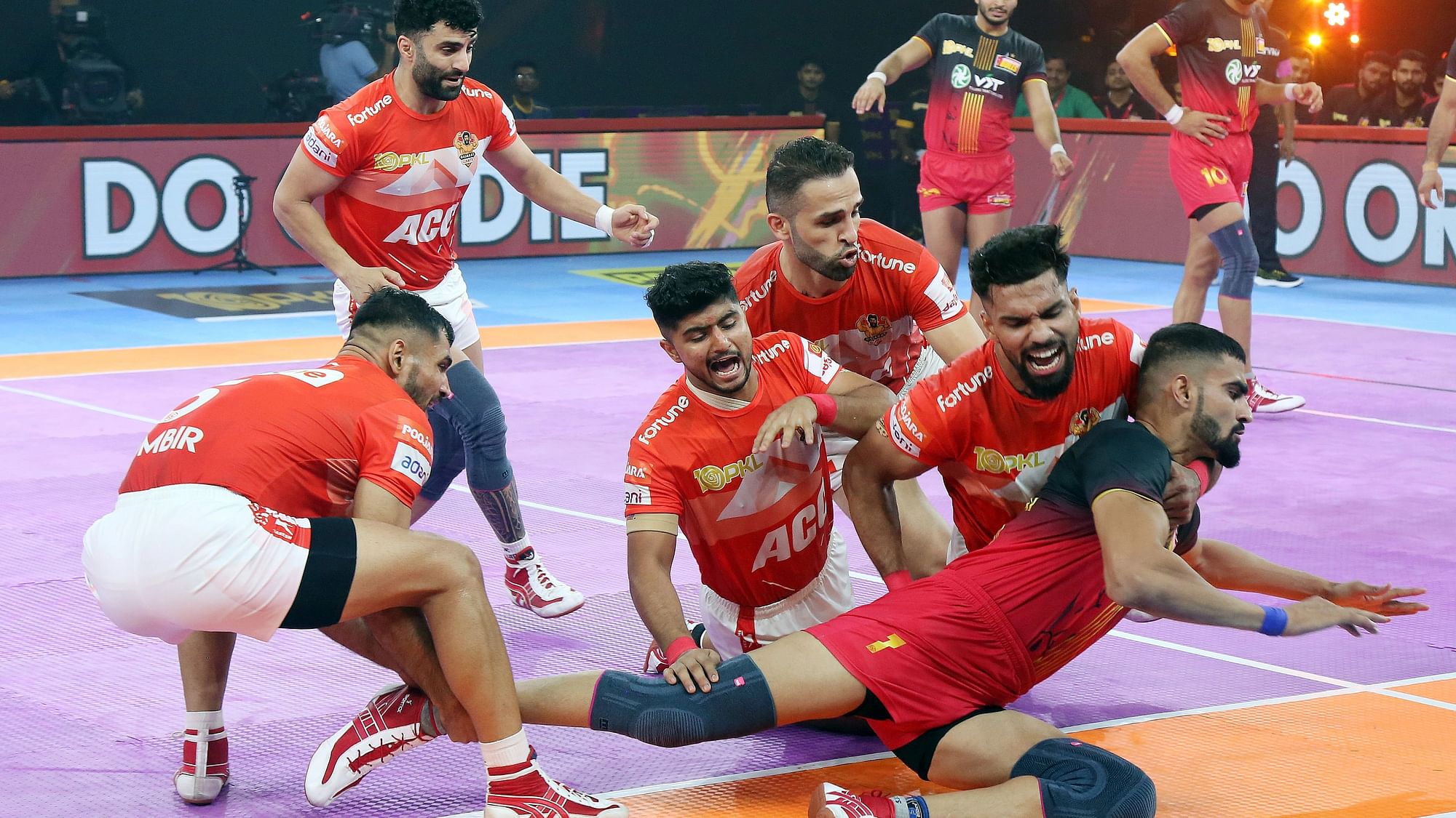 <div class="paragraphs"><p>Bengaluru Bulls players and Gujarat Giants players during their PKL match on Sunday.</p></div>