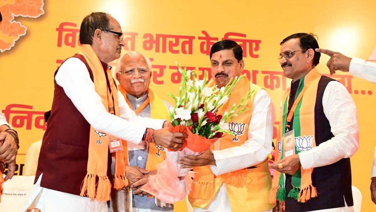 <div class="paragraphs"><p>Outgoing Madhya Pradesh CM Shivraj Chouhan congratulating CM designate Mohan Yadav on Monday, 11 December.&nbsp;&nbsp;</p></div>