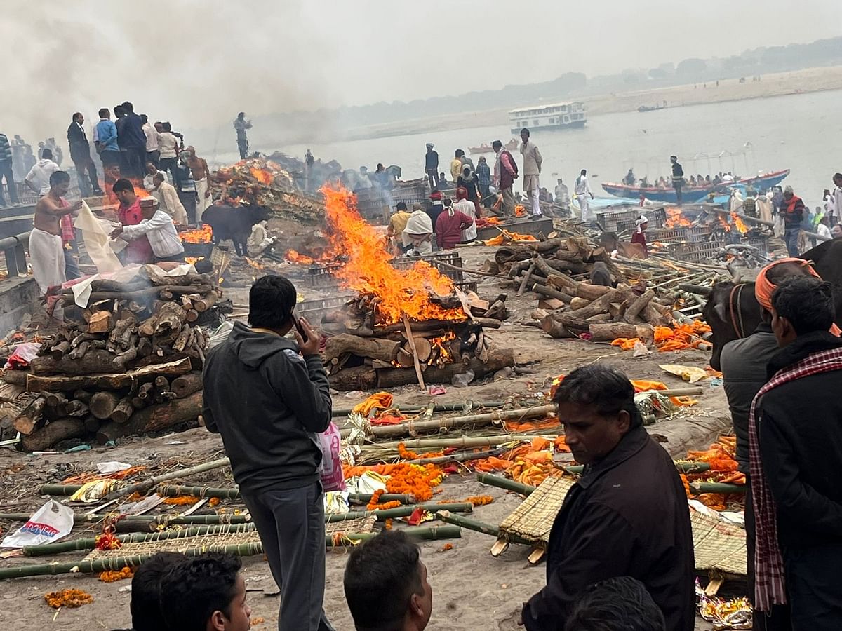 An estimated 100 bodies are cremated daily at Manikarnika, where a pyre burns 24 hours a day, 365 days a year. 