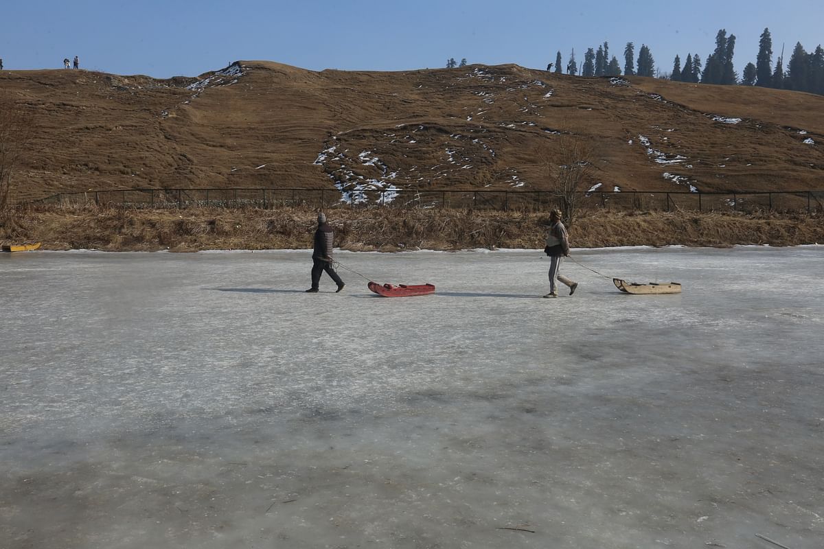 Gulmarg has been facing a dry spell, leading to several people sounding alarm about the unprecedented situation. 