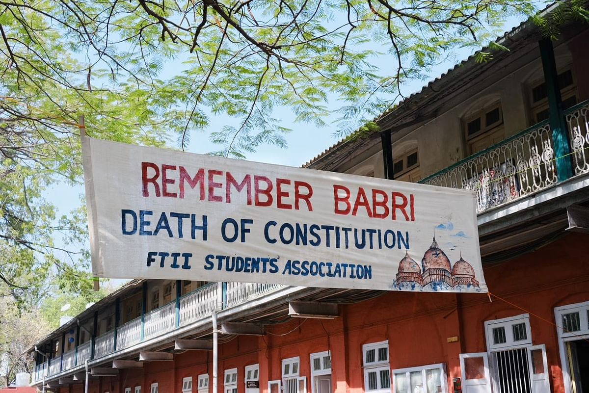 The right-wing cadres tore and burnt down a banner that said 'Remember Babri: Death of Constitution.'