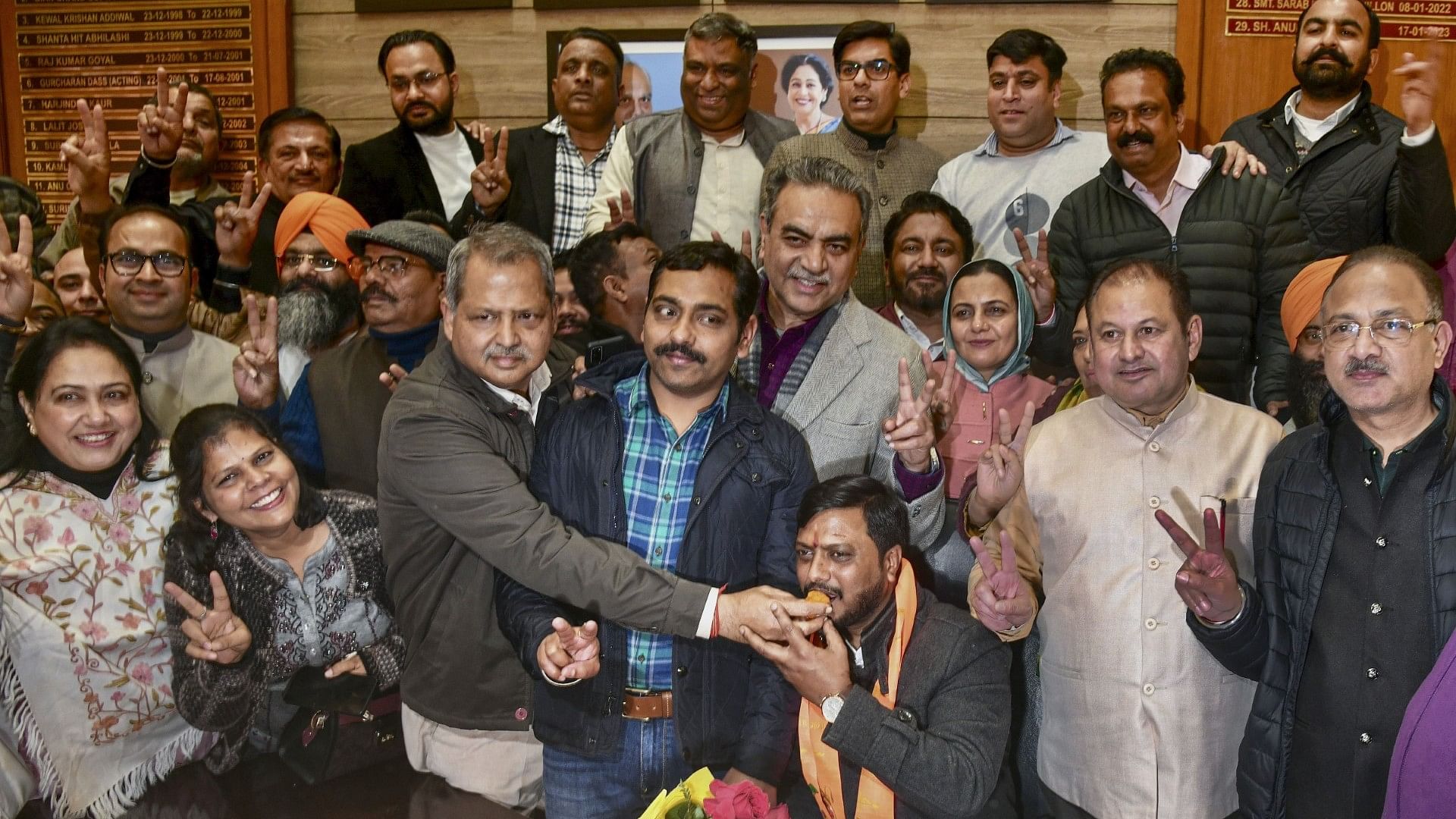 <div class="paragraphs"><p>BJP's Manoj Sonkar being greeted by party councillors after being declared as the winner of  the Chandigarh municipal corporation mayoral elections on Tuesday, 30 January.</p></div>